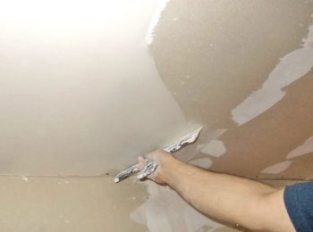 выравнивание потолка шпаклевкой
